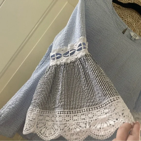 NEW Crown & Ivy Seersucker Striped Bell Sleeve Top White Blue Size M - Picture 3 of 13